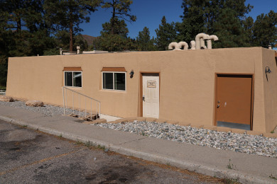 Ponderosa Pines exterior 4